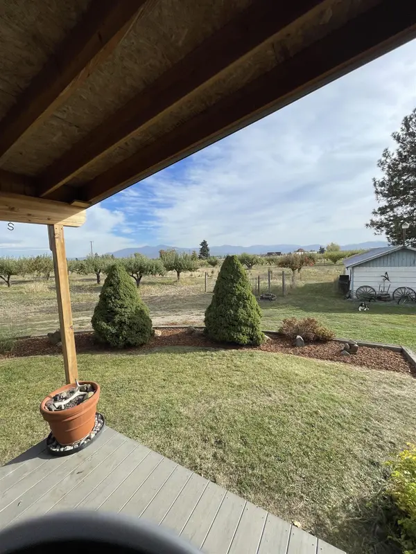 8712 E Greenbluff Rd, Colbert, WA 99005