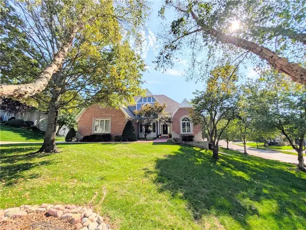 8436 Pflumm CIR, Lenexa, KS 66215