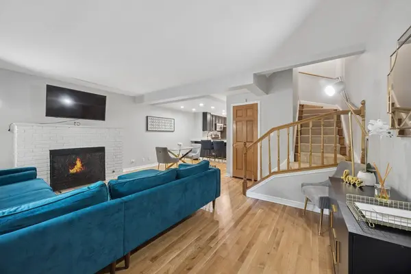 245 S Oak Park AVE #C, Oak Park, IL 60302