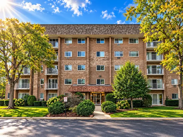 10373 Dearlove RD #2c, Glenview, IL 60025