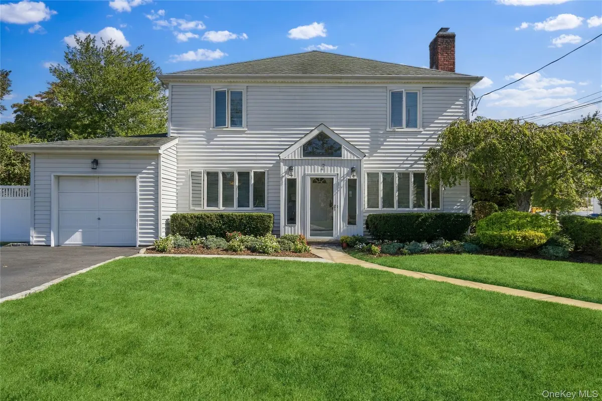 2 Amherst PL, Massapequa, NY 11758