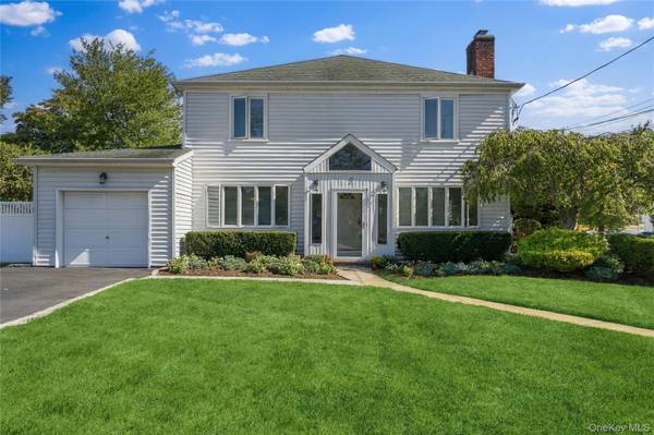 2 Amherst PL, Massapequa, NY 11758