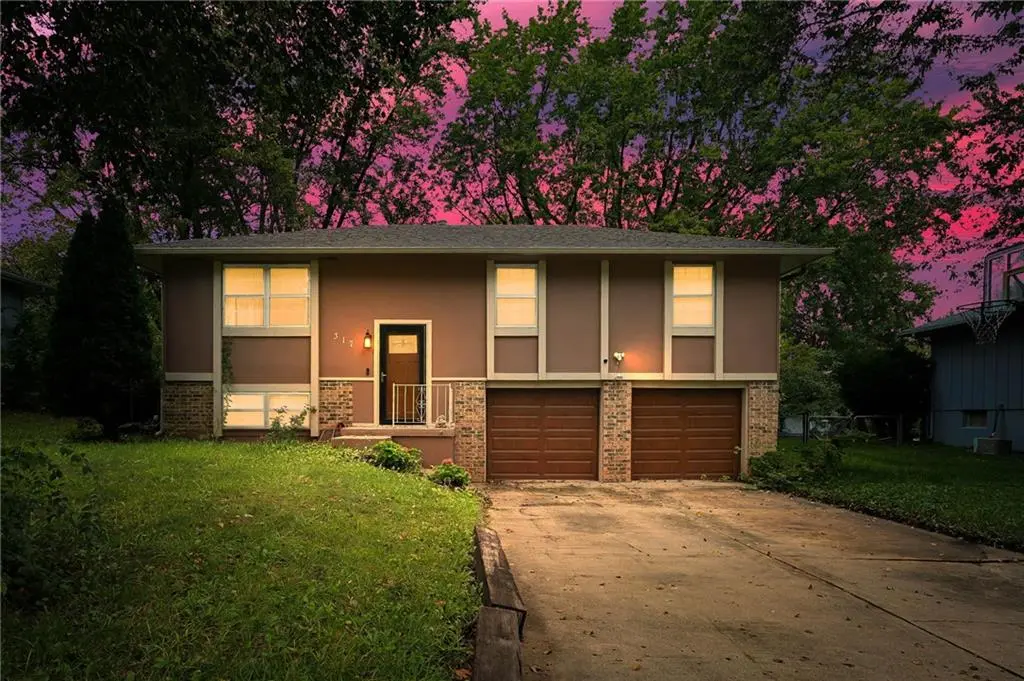 317 SW Shamrock PL, Blue Springs, MO 64014