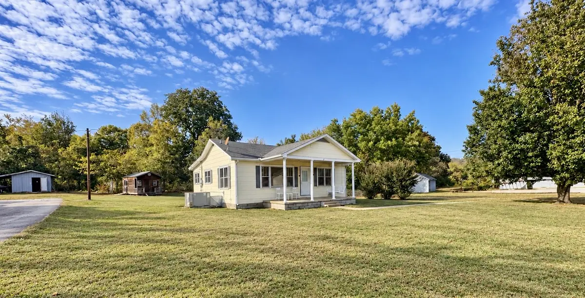 197 N Main St, Lobelville, TN 37097