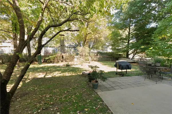 15800 W 125th TER, Olathe, KS 66062