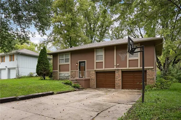 317 SW Shamrock PL, Blue Springs, MO 64014