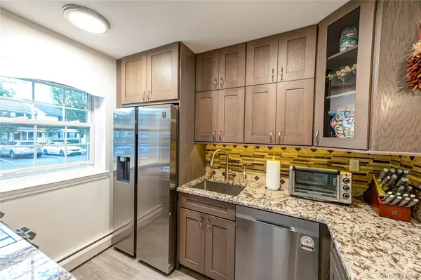 866 Village DR #866, Hauppauge, NY 11788