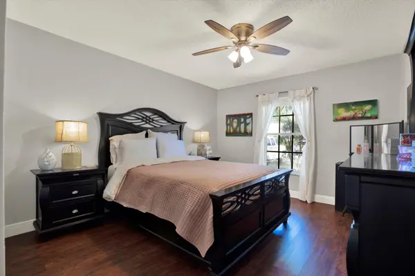 7216 PARKSIDE VILLAS DR, St Petersburg, FL 33709