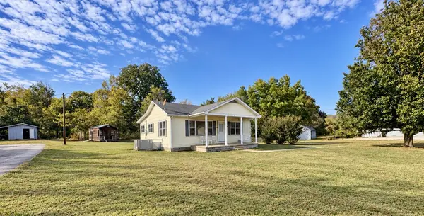 197 N Main St, Lobelville, TN 37097