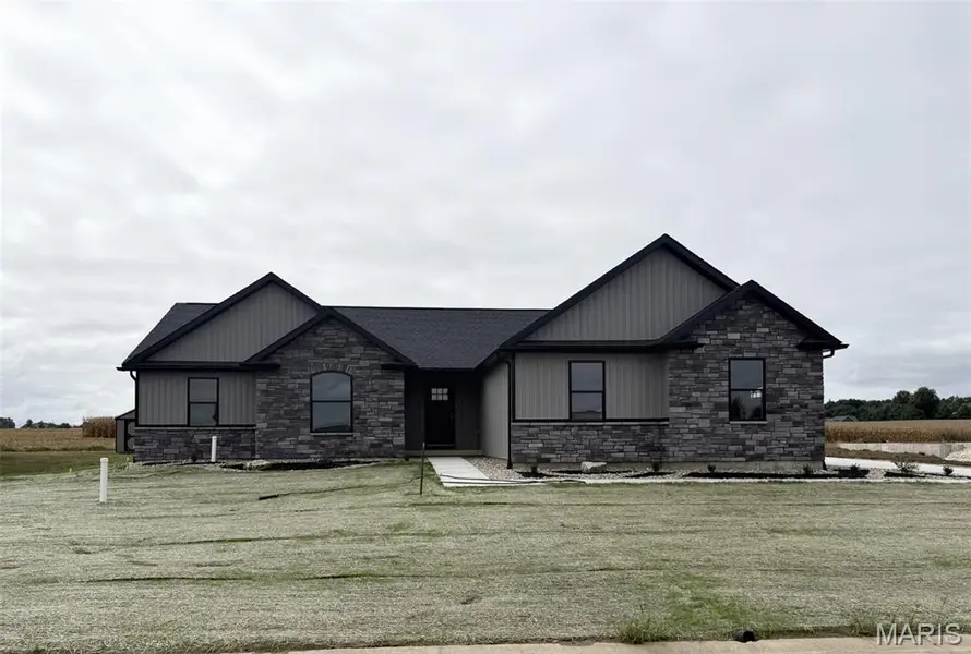 1006 Brianna CT, Jerseyville, IL 62052