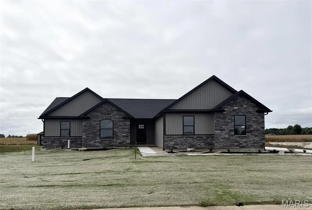 1006 Brianna CT, Jerseyville, IL 62052
