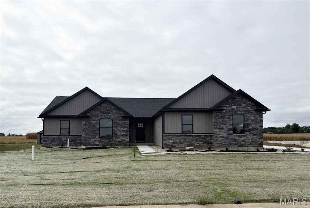 1006 Brianna CT, Jerseyville, IL 62052