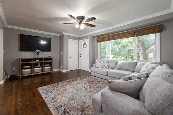8824 Summit ST, Kansas City, MO 64114