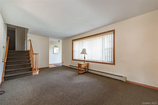 5 Floyd ST, North Babylon, NY 11703