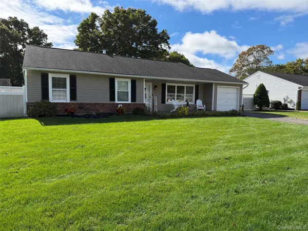 30 Inverness RD, Holbrook, NY 11741