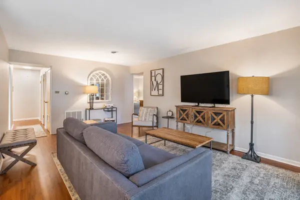 9661 S Karlov AVE #102, Oak Lawn, IL 60453