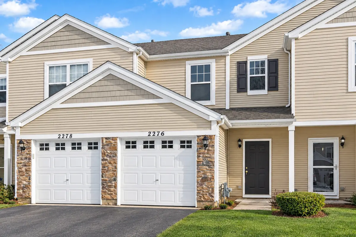 2276 Flagstone LN, Carpentersville, IL 60110