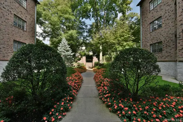 38-30 Douglaston Pkwy #4B, Douglaston, NY 11363