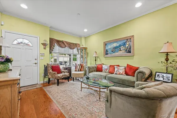 156 Spring DR, East Meadow, NY 11554