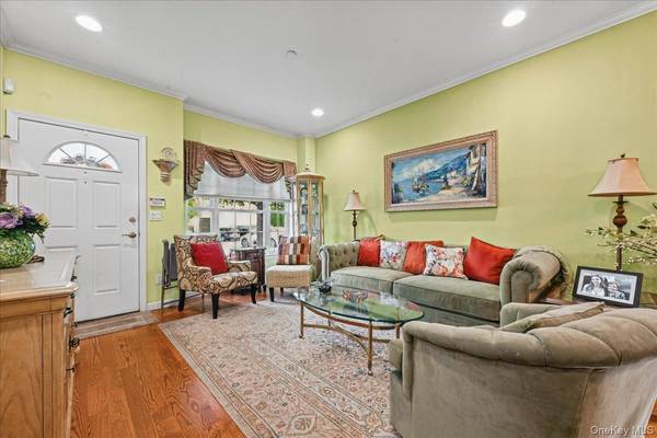 156 Spring DR, East Meadow, NY 11554