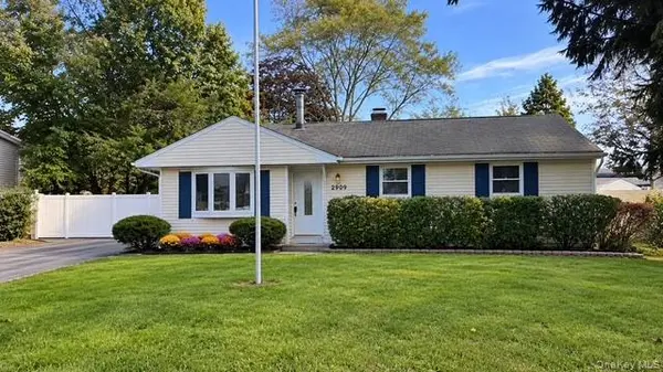 2909 Falcon AVE, Medford, NY 11763