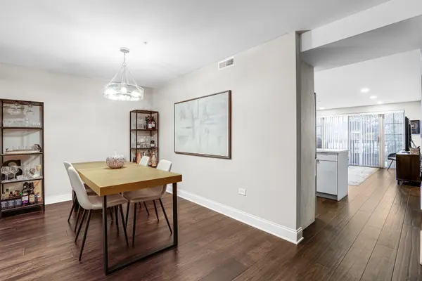 1800 Dewes ST #208, Glenview, IL 60025
