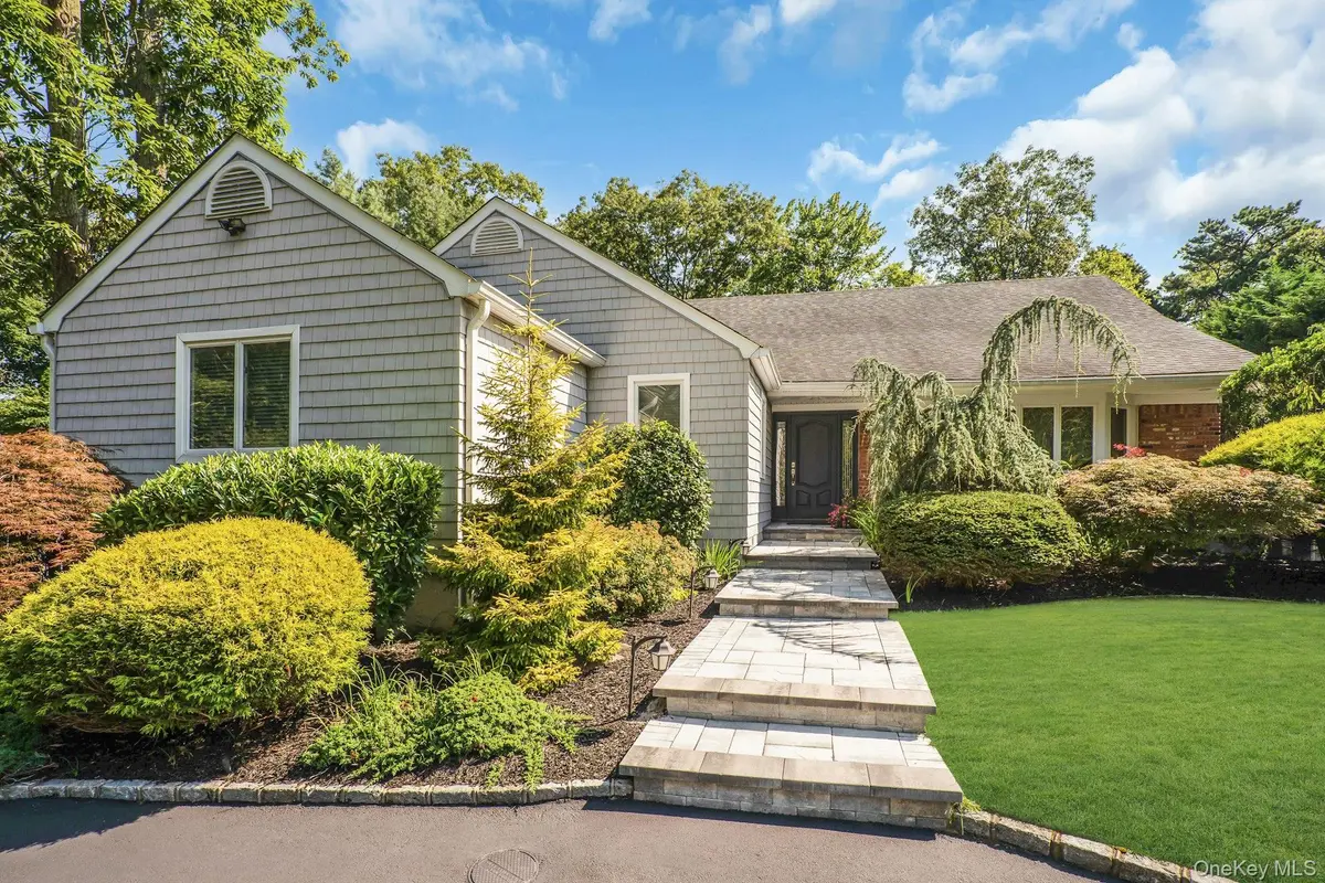 33 McCulloch DR, Dix Hills, NY 11746