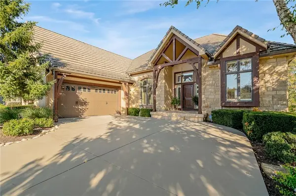 8959 Chestnut ST, Lenexa, KS 66220