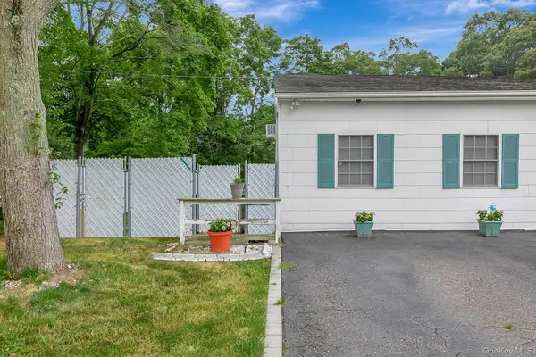 4 Brooktree CT, Bohemia, NY 11716