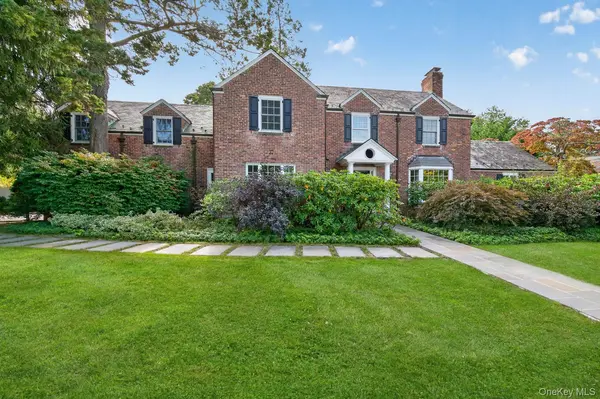 2 Saint Marks PL, Cold Spring Harbor, NY 11724