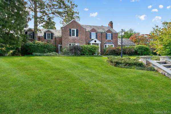 2 Saint Marks PL, Cold Spring Harbor, NY 11724