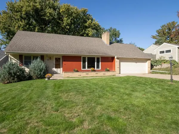 33 Hilltop LN, Saint Paul, MN 55116