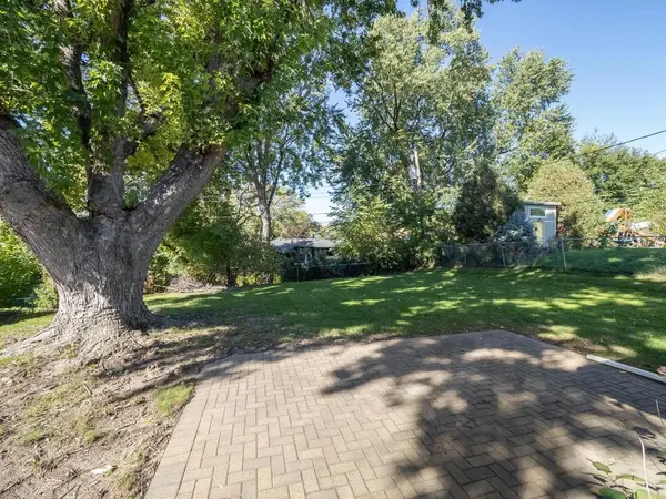 33 Hilltop LN, Saint Paul, MN 55116