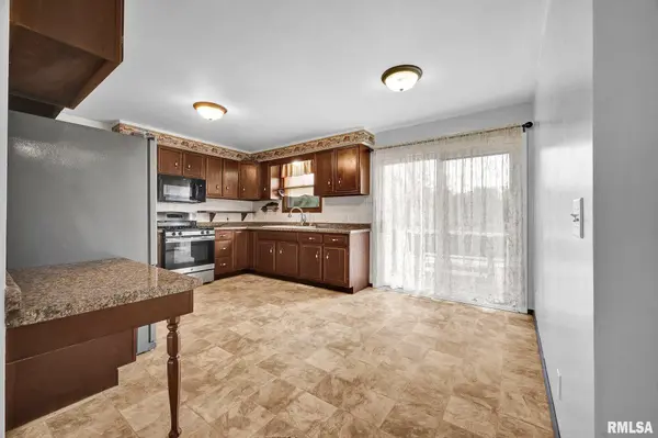 17750 LAKE KNOLLS RD, Pekin, IL 61554