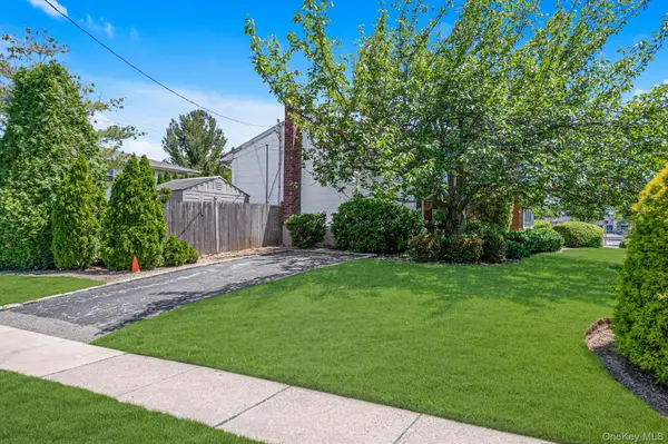 430 Violet ST, Massapequa Park, NY 11762