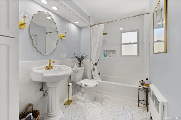 3 Lewis CIR, Babylon, NY 11702
