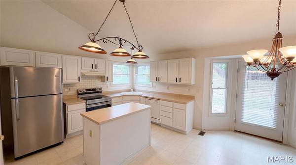 701 Garden Bounty DR, St Peters, MO 63376