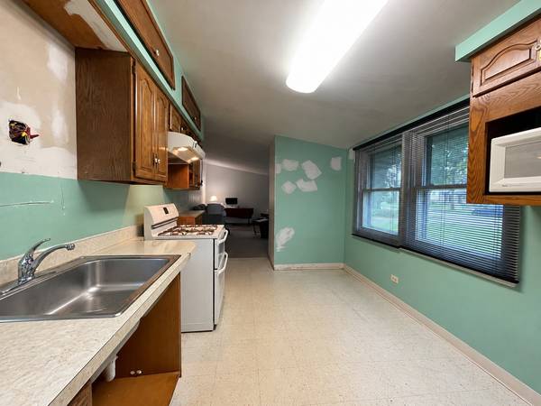 2086 Nimitz DR, Des Plaines, IL 60018