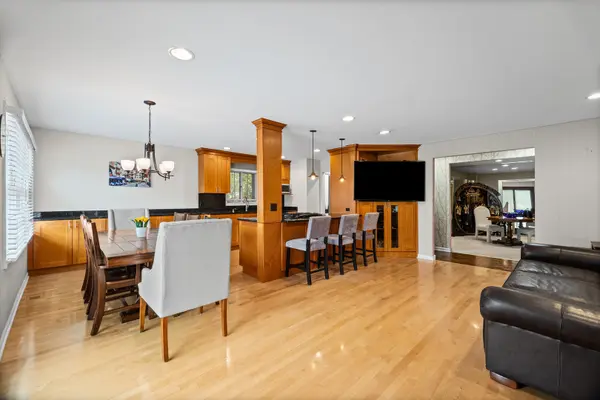 220 Park LN, Deerfield, IL 60015