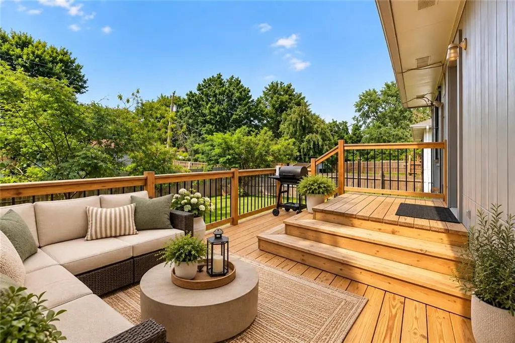 1802 PARKWOOD DR, Harrisonville, MO 64701