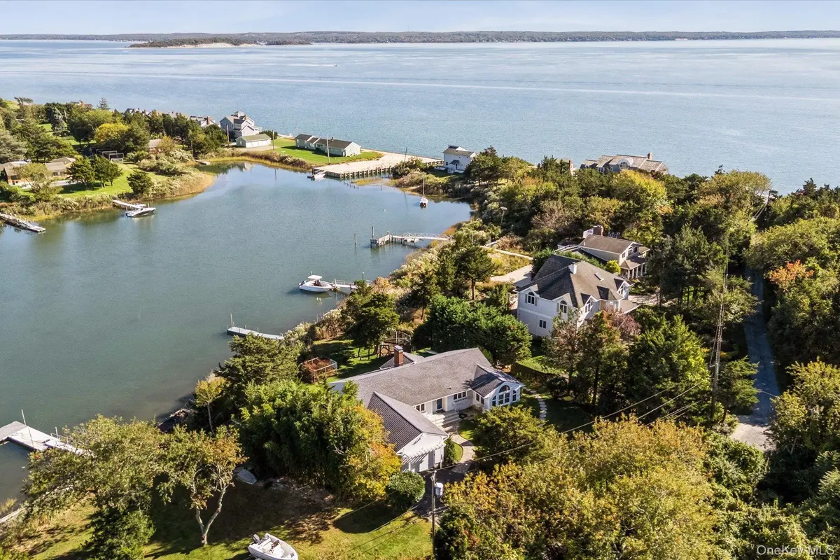 2025 Little Peconic Bay LN, Southold, NY 11971