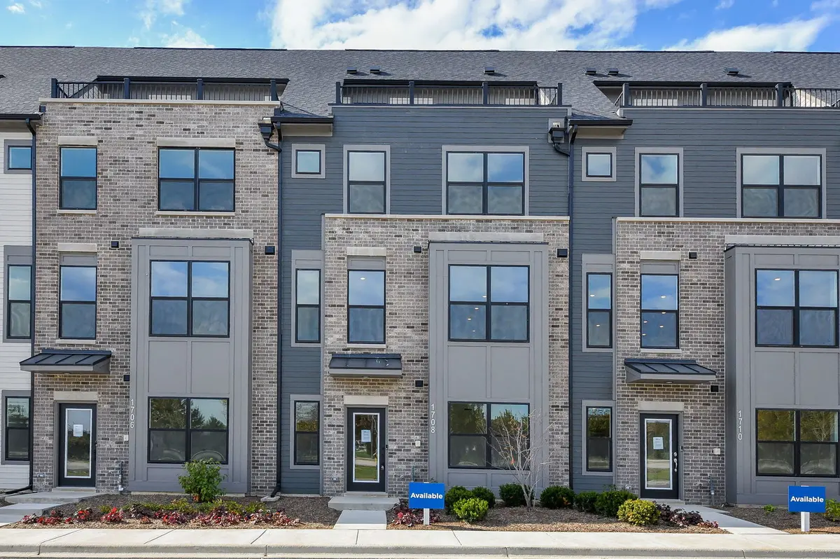 1645 Aqua DR #6001, Naperville, IL 60563