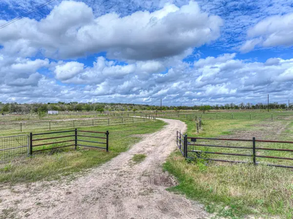2551 Scull RD, Martindale, TX 78655