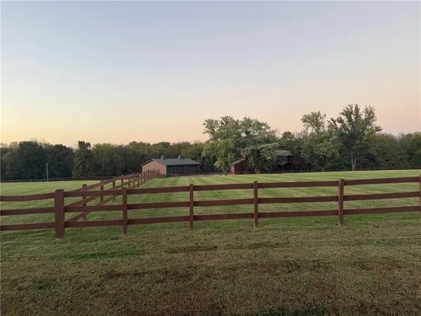 4450 W 188th ST, Stilwell, KS 66085