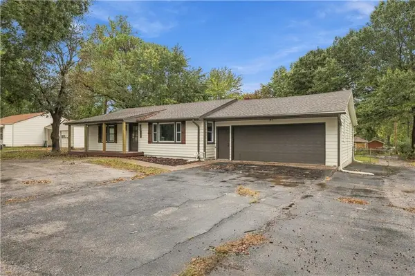 702 SW Locust ST, Oak Grove, MO 64075