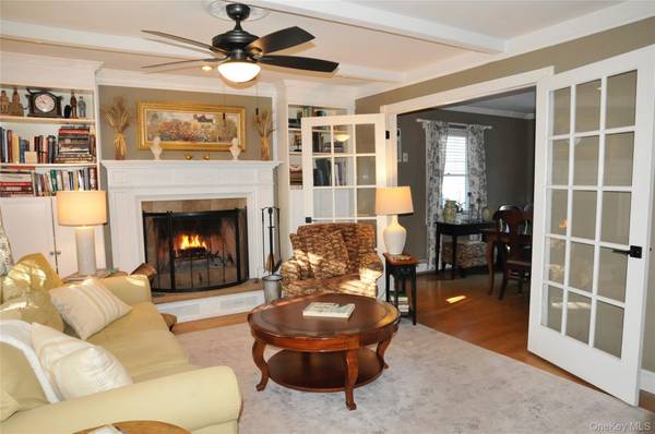 162 Swan LN, Levittown, NY 11756