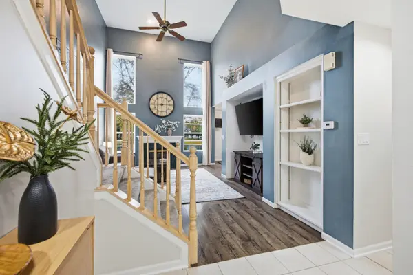 1005 Tara LN #1005, West Chicago, IL 60185