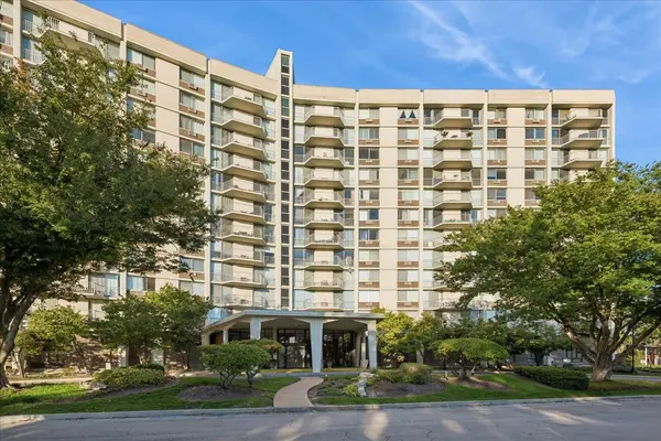 20 N Tower RD #6A, Oak Brook, IL 60523