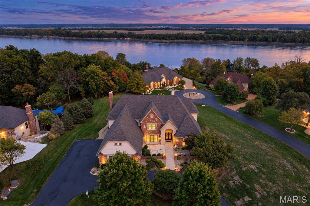 2817 Christopher Bluffs LN, St Louis, MO 63129