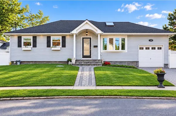 108 Forsythia LN, North Babylon, NY 11703